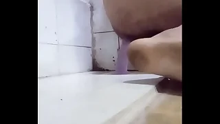Dándole acostado